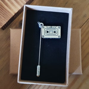Épingle à cassette rétro | Livraison gratuite dans un coffret cadeau Carte-cadeau | Cadeau : Ami Famille Collègue Étudiant Enseignant Diplômé | Épinglette pour hijab avec revers pour chapeau