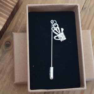 Schreibwaren Anstecknadel | Beinhaltet kostenlosen Versand Geschenkkarte | Geschenk: Kunst Handwerk Design Freundschaft Lehrerin bestanden | Hut Anstecknadel Hijab Pin