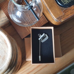 Emaille ijzeren pin | Inclusief gratis verzending, geschenkverpakking en cadeaubon | Kunst, ontwerp, student, leraar, afgestudeerd, textiel, hijabspeld