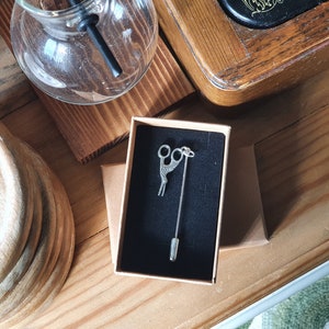 Épingle à ciseaux Grue | Comprend la livraison gratuite, un coffret cadeau et une carte-cadeau | Art, design, étudiant, enseignant, diplômé, textiles, épingle à hijab, amusement