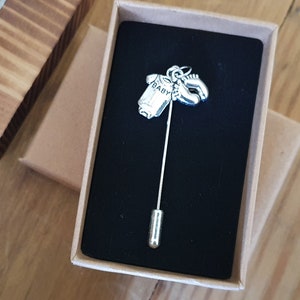 Neues Baby Pin | Beinhaltet kostenlosen Versand Geschenkkarte | Geschenk, um die Geburt eines Babys für eine Mutter Vater zu feiern | Hut Anstecknadel Hijab Pin