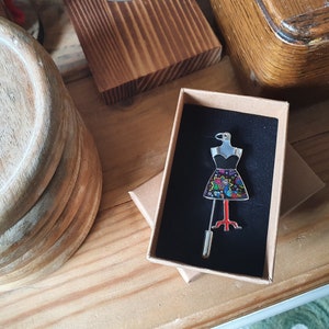 Spilla manichino smaltata / Include spedizione gratuita, scatola regalo e buono regalo / Arte, Design, Studente, Insegnante, Laureato, Tessili, Spilla hijab, Cucito