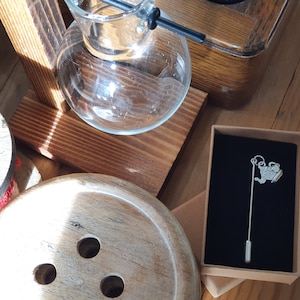 Pin van theeliefhebbers | Inclusief gratis verzending, geschenkverpakking en cadeaubon | Theepot en theekop, theekransje, Engelse thee, chai, leraar vriendenfamilie