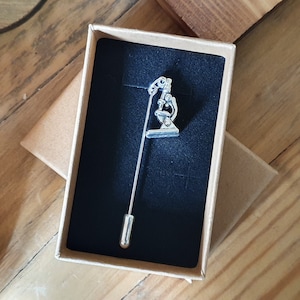 Pin de microscopio / Incluye envío gratis, caja de regalo y tarjeta de regalo / Regalo para científicos, médicos, estudiantes, maestros Pin de solapa para sombrero o hijab
