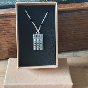 Rekenmachineketting 925 sterlingzilveren ketting. Inclusief gratis verzending, geschenkdoos en cadeaubon. Student, afstudeerdocent, wiskundecadeau