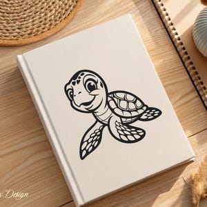 Pu&ograve; includere: Un'illustrazione in bianco e nero di una tartaruga marina di cartone animato con un viso sorridente e occhi grandi. La tartaruga sta nuotando con le pinne distese.