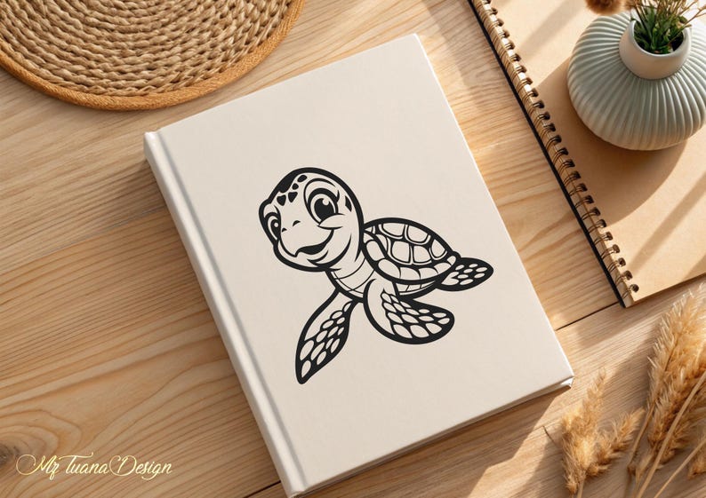 Pu&ograve; includere: Un'illustrazione in bianco e nero di una tartaruga marina di cartone animato con un viso sorridente e occhi grandi. La tartaruga sta nuotando con le pinne distese.