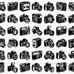 Puede incluir: Una colección de 40 ilustraciones de cámaras vintage en blanco y negro. Las cámaras están dibujadas en una variedad de estilos, algunas con un aspecto más realista y otras con un aspecto más estilizado. Las cámaras están todas mirando al espectador y están dispuestas en una cuadrícula.