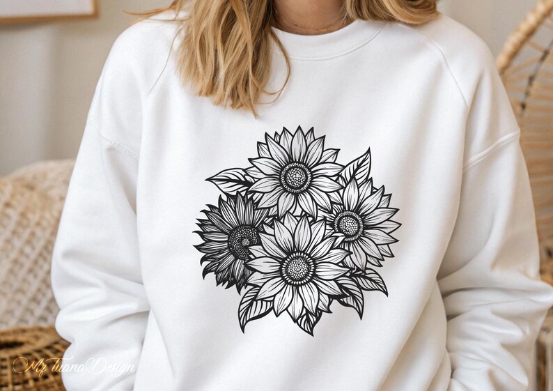 Puede incluir: Una sudadera blanca con un gr&aacute;fico en blanco y negro de un ramo de girasoles.