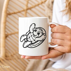 Pu&ograve; includere: Una tazza in ceramica bianca con un'illustrazione in bianco e nero di una tartaruga dei cartoni animati con la testa e le pinne che sporgono dal guscio. La tartaruga sorride.