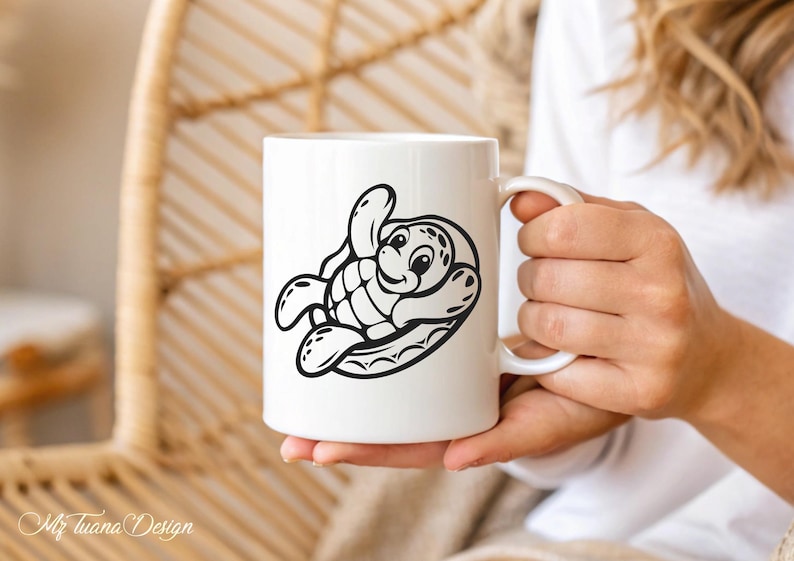 Pu&ograve; includere: Una tazza in ceramica bianca con un'illustrazione in bianco e nero di una tartaruga dei cartoni animati con la testa e le pinne che sporgono dal guscio. La tartaruga sorride.