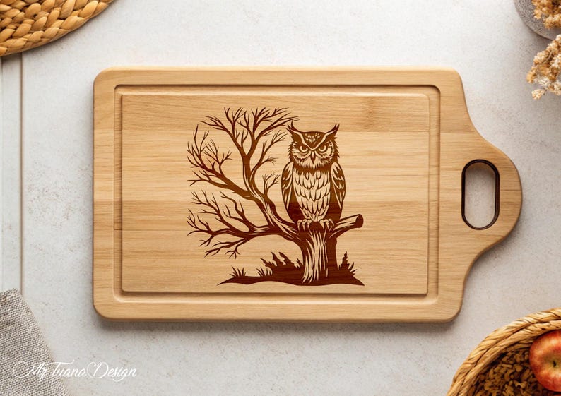 Puede incluir: Una tabla de cortar de madera con un b&uacute;ho marr&oacute;n posado en una rama de &aacute;rbol. El b&uacute;ho tiene un dise&ntilde;o detallado y est&aacute; rodeado de hojas. La tabla de cortar tiene un asa en el lateral.