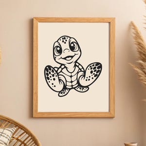 Pu&ograve; includere: Un'illustrazione in bianco e nero di una tartaruga dei cartoni animati con un grande sorriso. La tartaruga &egrave; seduta sulle zampe posteriori con le zampe anteriori sollevate. La tartaruga ha un guscio con un motivo di cerchi.