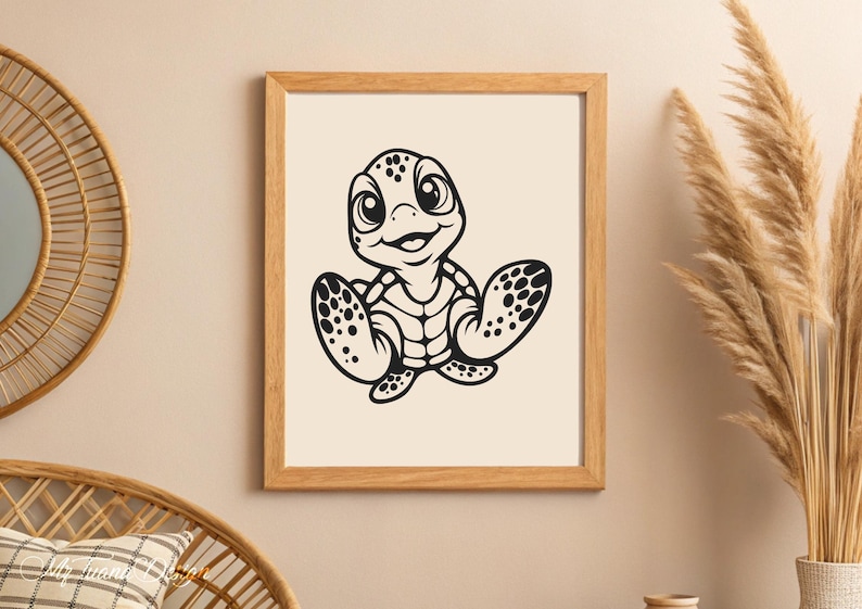 Pu&ograve; includere: Un'illustrazione in bianco e nero di una tartaruga dei cartoni animati con un grande sorriso. La tartaruga &egrave; seduta sulle zampe posteriori con le zampe anteriori sollevate. La tartaruga ha un guscio con un motivo di cerchi.