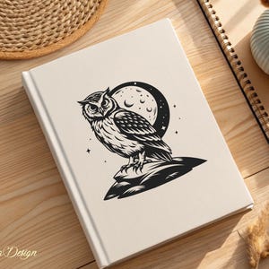 Puede incluir: Ilustraci&oacute;n en blanco y negro de un b&uacute;ho posado en una roca con una luna creciente detr&aacute;s. El b&uacute;ho tiene ojos grandes y redondos y plumas detalladas. La luna est&aacute; parcialmente oscurecida por las alas del b&uacute;ho.
