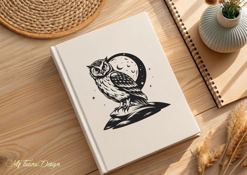 Puede incluir: Ilustraci&oacute;n en blanco y negro de un b&uacute;ho posado en una roca con una luna creciente detr&aacute;s. El b&uacute;ho tiene ojos grandes y redondos y plumas detalladas. La luna est&aacute; parcialmente oscurecida por las alas del b&uacute;ho.
