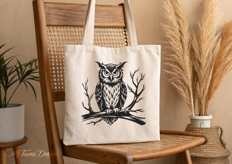 Puede incluir: Una bolsa de lona blanca con una ilustraci&oacute;n en blanco y negro de un b&uacute;ho posado en una rama. El b&uacute;ho tiene ojos grandes y redondos y un patr&oacute;n de plumas detallado.