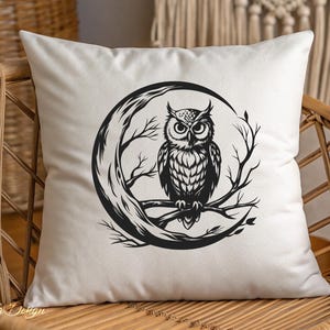 Puede incluir: Una almohada blanca con una ilustraci&oacute;n en blanco y negro de un b&uacute;ho posado en una rama en forma de media luna.