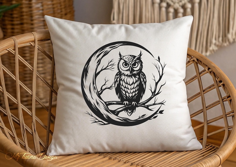 Puede incluir: Una almohada blanca con una ilustraci&oacute;n en blanco y negro de un b&uacute;ho posado en una rama en forma de media luna.