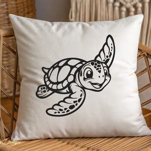 Pu&ograve; includere: Un cuscino bianco con un'illustrazione di cartone animato in bianco e nero di una tartaruga marina con un viso sorridente.