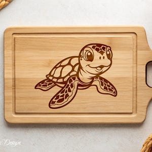 Pu&ograve; includere: Un tagliere in legno marrone con un disegno intagliato di una tartaruga marina di cartone animato. La tartaruga ha un guscio marrone e un corpo marrone chiaro.