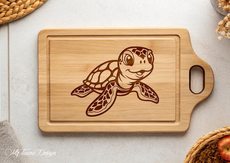 Pu&ograve; includere: Un tagliere in legno marrone con un disegno intagliato di una tartaruga marina di cartone animato. La tartaruga ha un guscio marrone e un corpo marrone chiaro.