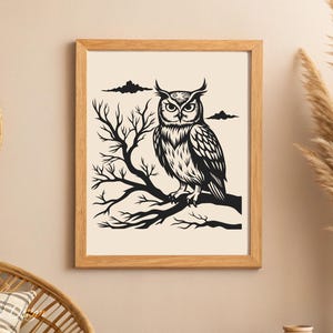 Puede incluir: Ilustraci&oacute;n en blanco y negro de un b&uacute;ho posado en una rama. El b&uacute;ho tiene ojos grandes y redondos y un patr&oacute;n de plumas detallado. La rama est&aacute; desnuda y tiene varias ramitas.