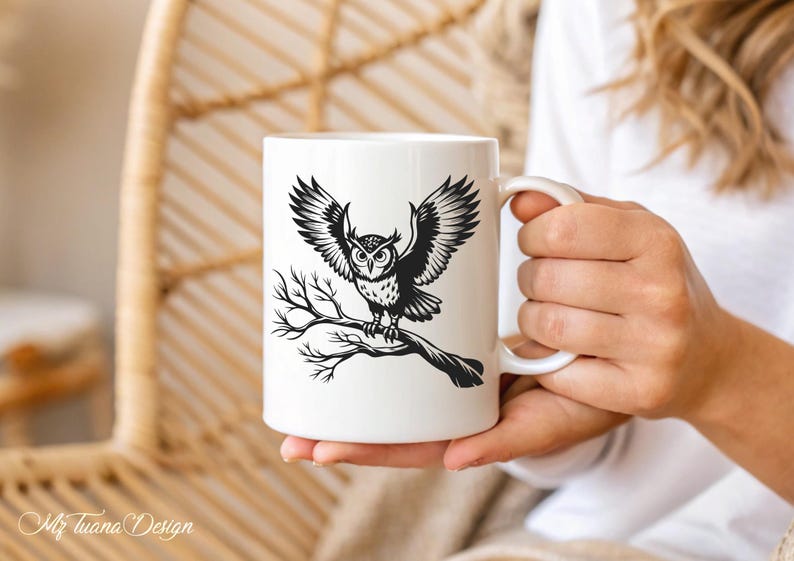 Puede incluir: Taza de cer&aacute;mica blanca con una ilustraci&oacute;n en blanco y negro de un b&uacute;ho con las alas extendidas, posado en una rama.