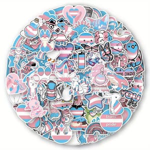 以下が含まれることがあります： トランスジェンダーのプライドをテーマにした、カラフルなステッカーのコレクション。ステッカーには、動物、ハート、旗など、ピンク、ブルー、ホワイトの色合いで様々なデザインが施されています。一部のステッカーには「Trans Pride」と「Trans Rebellion」の文字が書かれています。