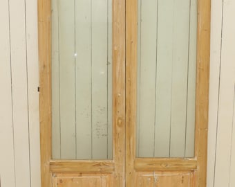 Puede incluir: Un par de puertas de madera antiguas con paneles de vidrio. Las puertas son de color marrón claro y tienen un diseño sencillo. Las puertas miden 206 cm de alto, 108 cm de ancho y 4,6 cm de profundidad. Las puertas están etiquetadas con el código A238.