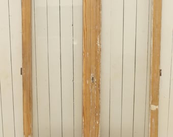 Puede incluir: Un par de puertas de madera antiguas con paneles de vidrio. Las puertas están pintadas de blanco y tienen un aspecto desgastado. Las puertas miden 212 cm de alto, 130 cm de ancho y 3 cm de profundidad.