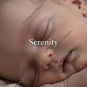 Può includere: Un neonato addormentato con pelle chiara e capelli fini, che riposa su una superficie testurizzata color crema. La parola Serenity è stampata in bianco al centro, con il nome del marchio Innocence Bloom ripetuto sullo sfondo.