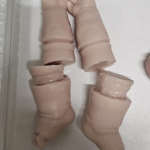 Pu&ograve; includere: Un set di quattro arti per bambole in vinile non dipinti, che include due braccia con mani dettagliate e due gambe con piedi definiti. I pezzi sono di tonalit&agrave; chiara, lisci e presentano pieghe cutanee realistiche per l'assemblaggio.