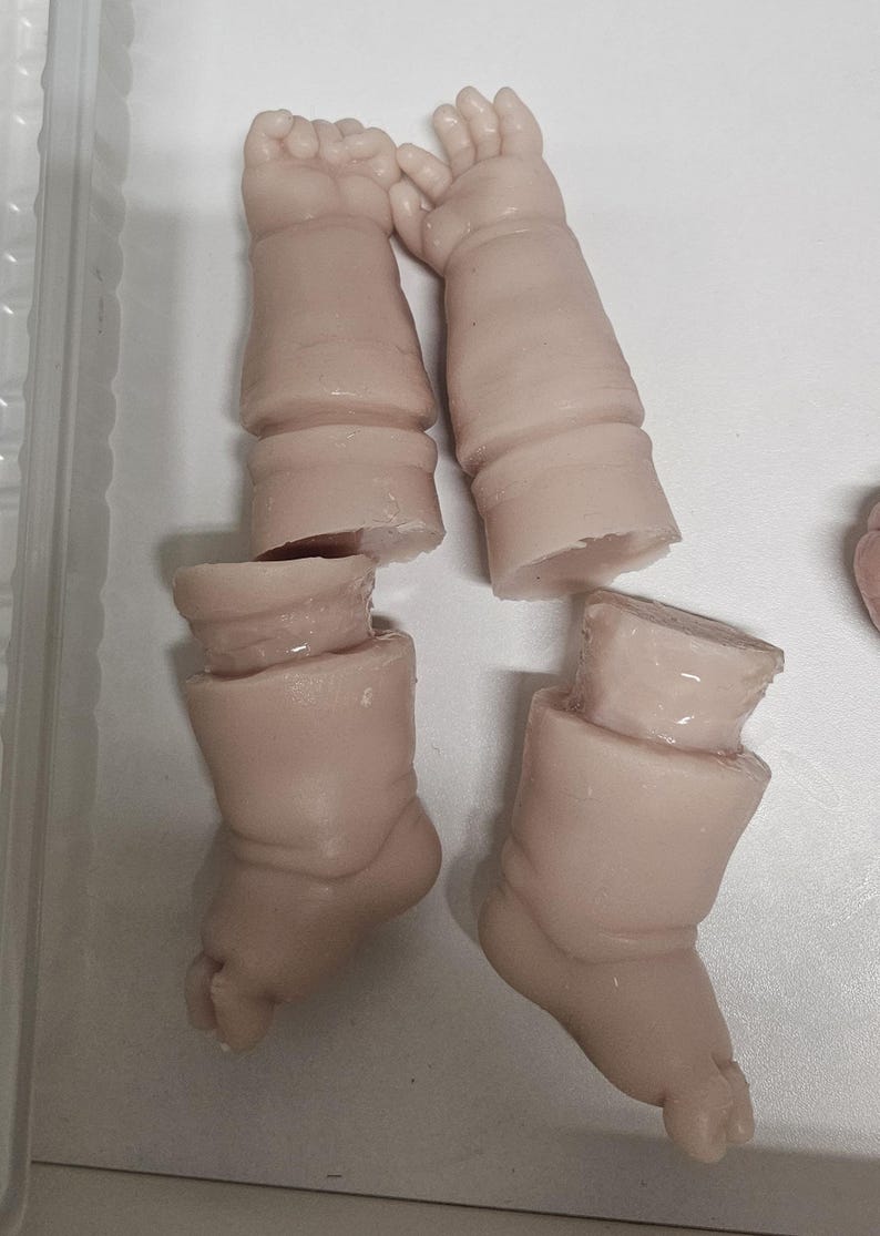 Pu&ograve; includere: Un set di quattro arti per bambole in vinile non dipinti, che include due braccia con mani dettagliate e due gambe con piedi definiti. I pezzi sono di tonalit&agrave; chiara, lisci e presentano pieghe cutanee realistiche per l'assemblaggio.