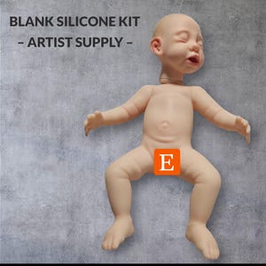 Può includere: Un kit di bambola in silicone vuoto, un accessorio per artisti, con il testo "BLANK SILICONE KIT - ARTIST SUPPLY -". La bambola è nuda, con gli occhi chiusi e la bocca aperta. Le braccia della bambola sono tese e le gambe divaricate.