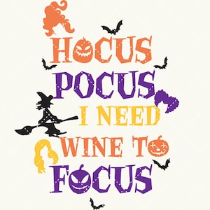 Könnte beinhalten: Ein violettes, gelbes und oranges Grafikdesign mit dem Text "Hocus Pocus I Need Wine To Focus" und Bildern von Hexen, Fledermäusen und Kürbissen.