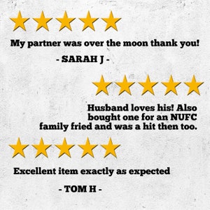 K&ouml;nnte beinhalten: F&uuml;nf goldene Sterne mit dem Text "My partner was over the moon thank you! - SARAH J -" F&uuml;nf goldene Sterne mit dem Text "Husband loves his! Also bought one for an NUFC family fried and was a hit then too." F&uuml;nf goldene Sterne mit dem Text "Excellent item exactly as expected - TOM H -"