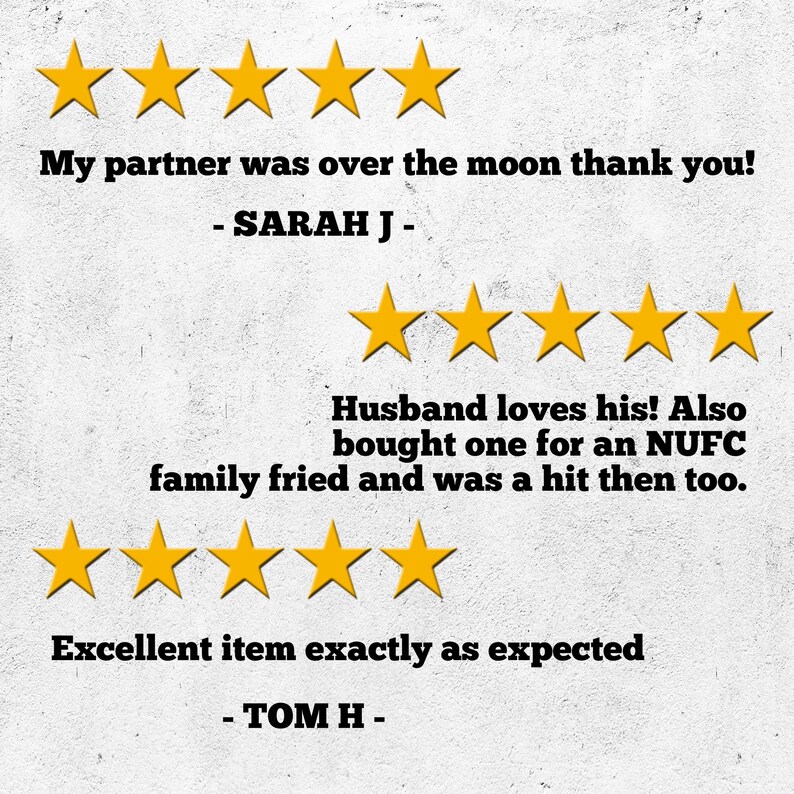 K&ouml;nnte beinhalten: F&uuml;nf goldene Sterne mit dem Text "My partner was over the moon thank you! - SARAH J -" F&uuml;nf goldene Sterne mit dem Text "Husband loves his! Also bought one for an NUFC family fried and was a hit then too." F&uuml;nf goldene Sterne mit dem Text "Excellent item exactly as expected - TOM H -"