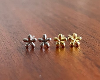 Dainty Flower S925 Stud Earrings, 18k Gold Plated or Platinum Plated, Minimalist Jewelry