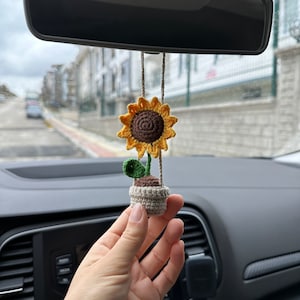 Miroir de voiture en forme de tournesol au crochet à suspendre : accessoire de plante fleurie en tricot