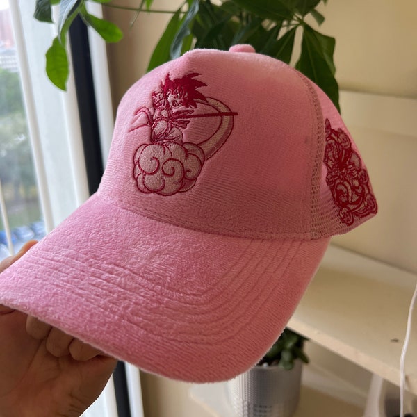 Casquette trucker rose Kakarot en velours duveteux avec broderie dragon sur le côté