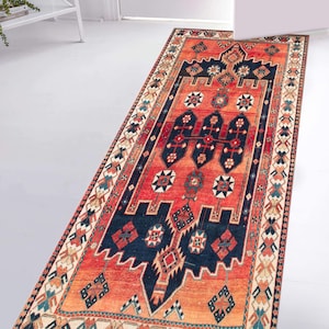 Könnte beinhalten: Eine weiße Keramik-Tasse mit schwarzem Henkel und dem Text "But First, Coffee" in schwarzer, handschriftlicher Schrift. Die Tasse steht auf einer weißen Oberfläche.