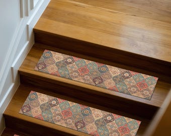 Puede incluir: Peldaños de escalera rectangulares con un diseño estampado en tonos rojos, azules y beige. Las huellas presentan un patrón geométrico repetitivo. Se colocan en escaleras de madera.