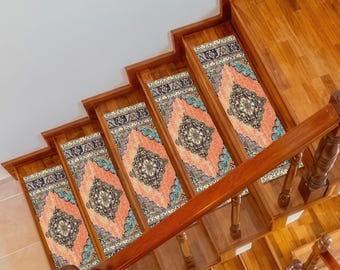 Puede incluir: Escalera de madera con peldaños decorativos. Las huellas presentan un diseño central de medallón en tonos melocotón, azul y negro, con un borde estampado. La barandilla y los escalones de madera son de color marrón cálido.