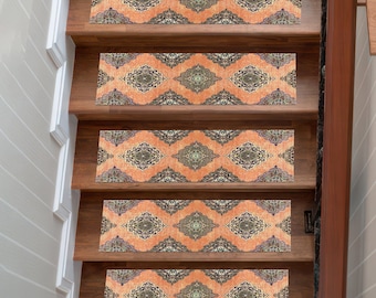 Puede incluir: Peldaños de escalera con un diseño estampado en naranja y negro. Las huellas son rectangulares y presentan un patrón geométrico repetitivo con una estética vintage. Las huellas están instaladas en escaleras de madera.