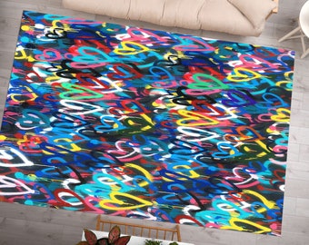 Pode incluir: Um tapete colorido com um padrão repetitivo de corações em várias cores, incluindo azul, rosa, amarelo, verde e preto. Os corações são desenhados em estilo graffiti, criando um design vibrante e abstrato.