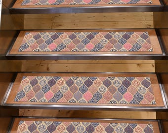 Puede incluir: Peldaños de escalera con un patrón repetitivo de formas florales estilizadas en tonos rosa, azul, beige y morado. Las huellas rectangulares se colocan sobre escaleras de madera con soportes metálicos.