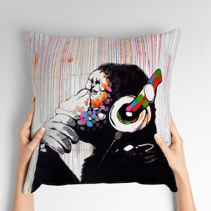 Peut inclure: Une illustration en noir et blanc d'un gorille portant un casque coloré sur un fond blanc avec des lignes verticales colorées. Le gorille regarde sur le côté et a une expression pensive.