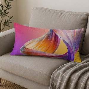 Peut inclure: Un coussin rectangulaire décoratif avec un motif abstrait. Le coussin présente un fond dégradé rose et violet, avec un motif tourbillonnant orange, jaune et violet. Le coussin est sur un canapé gris.