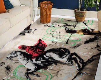 Puede incluir: Una alfombra beige con un diseño abstracto en blanco y negro que presenta un caballo y un jinete. El diseño incluye acentos verdes y rojos y texto escrito a mano.
